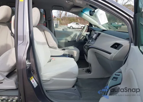 2014 Toyota Sienna Le V6 8 Passenger z USA, uszkodzony, nr VIN 5TDKK3DC2ES428567